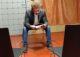 Noc literatury Jihlava_výstava_herec Horáckého divadla Jihlava čte ve Stříbrném domě povídku